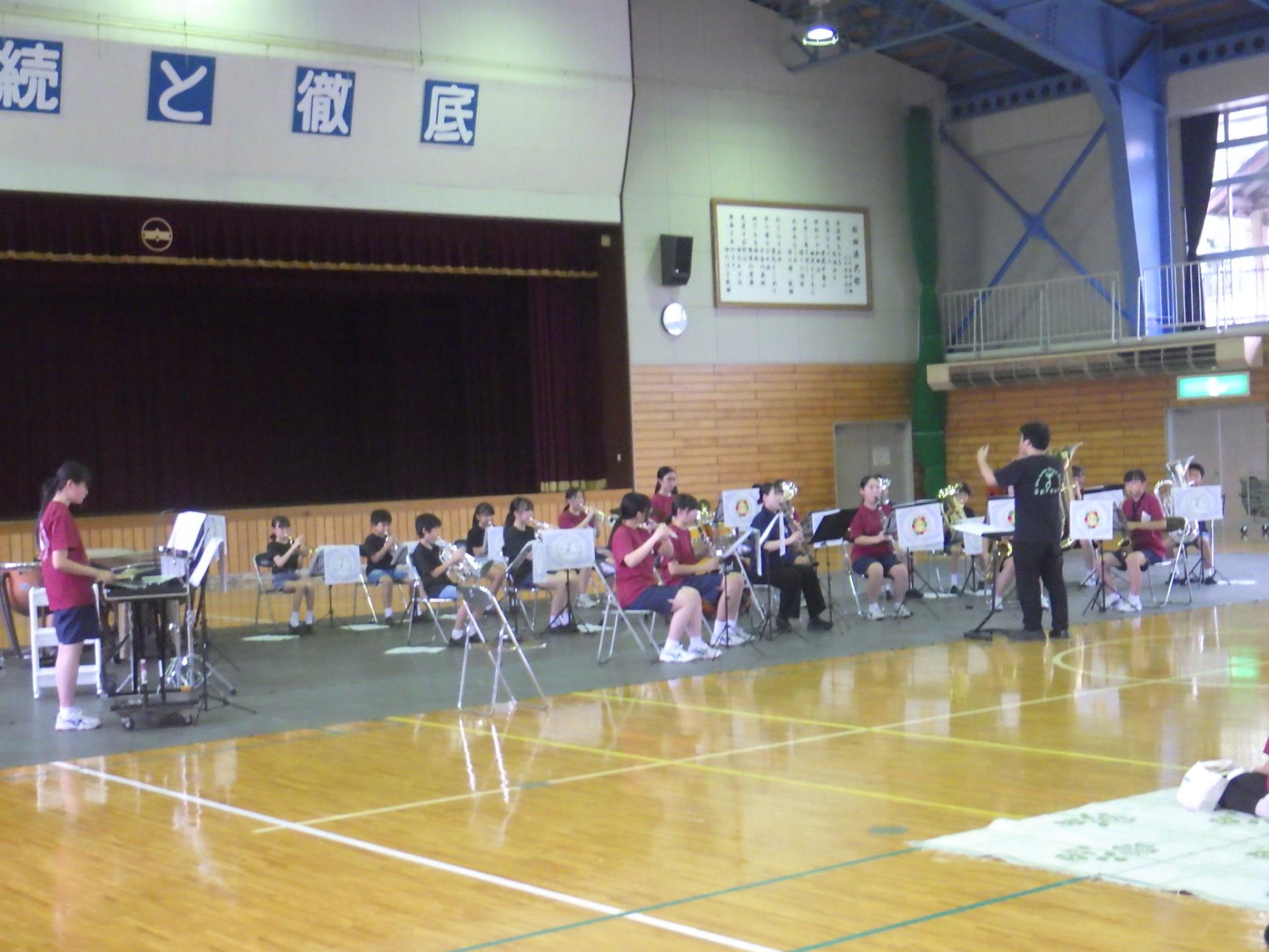 体育館内で演奏する太田ジュニアマーチングバンドSprout